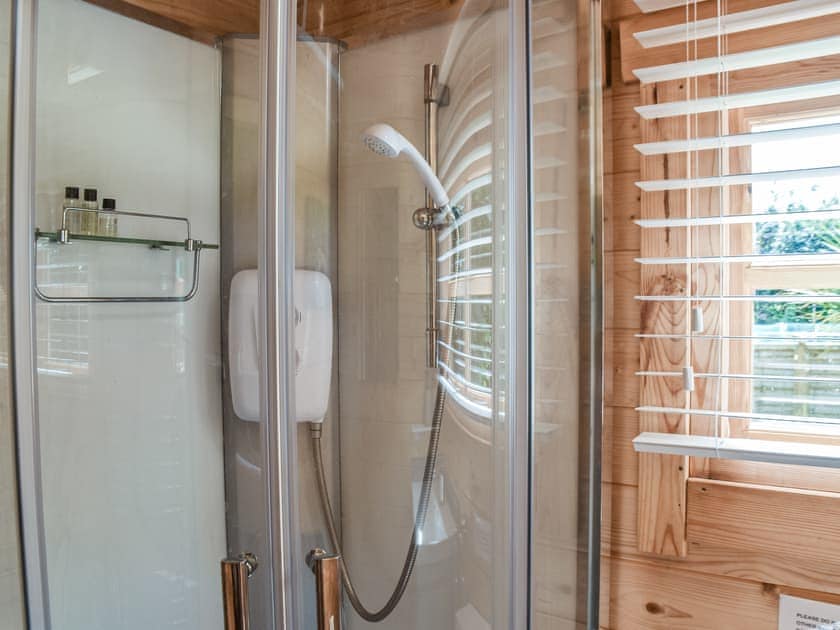 Shower room | Pottles Retreat - Pottles Barn Holiday Cottages, Surlingham