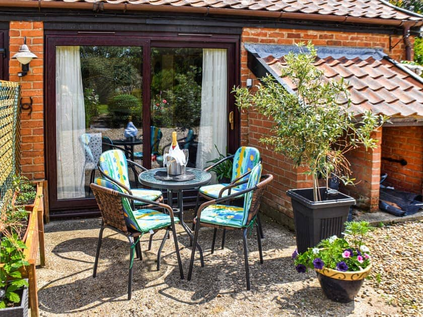 Sitting-out-area | Pottles Cottage - Pottles Barn Holiday Cottages, Surlingham