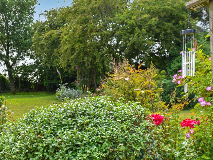 Garden | Pottles Cottage - Pottles Barn Holiday Cottages, Surlingham