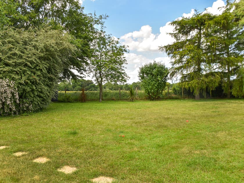 Garden | Pottles Cottage - Pottles Barn Holiday Cottages, Surlingham