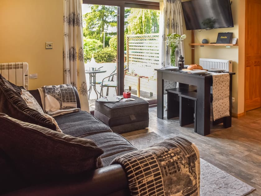 Living room | Pottles Cottage - Pottles Barn Holiday Cottages, Surlingham