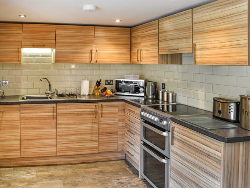 Kitchen | Pottles Cottage - Pottles Barn Holiday Cottages, Surlingham