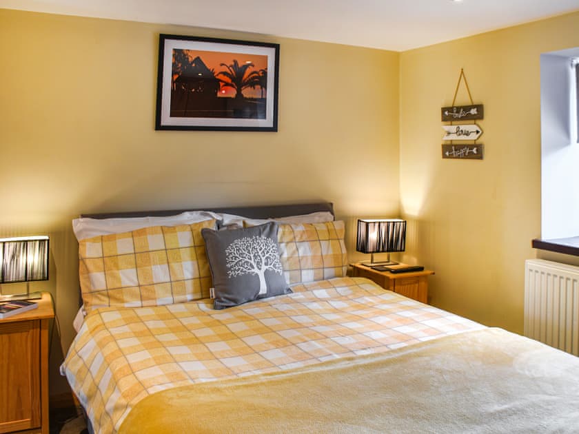 Double bedroom | Pottles Cottage - Pottles Barn Holiday Cottages, Surlingham
