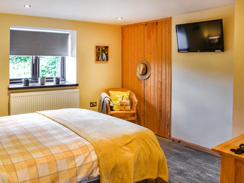 Double bedroom | Pottles Cottage - Pottles Barn Holiday Cottages, Surlingham