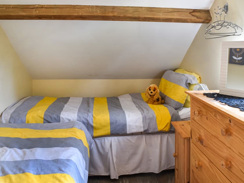 Twin bedroom | Pottles Cottage - Pottles Barn Holiday Cottages, Surlingham
