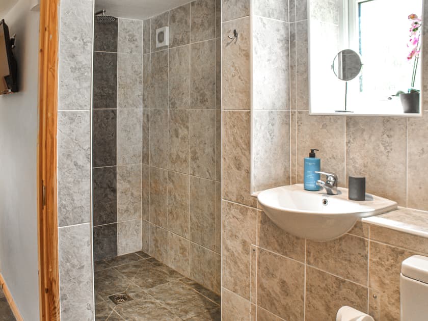 Shower room | Pottles Cottage - Pottles Barn Holiday Cottages, Surlingham