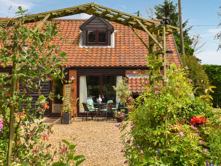 Exterior | Pottles Cottage - Pottles Barn Holiday Cottages, Surlingham