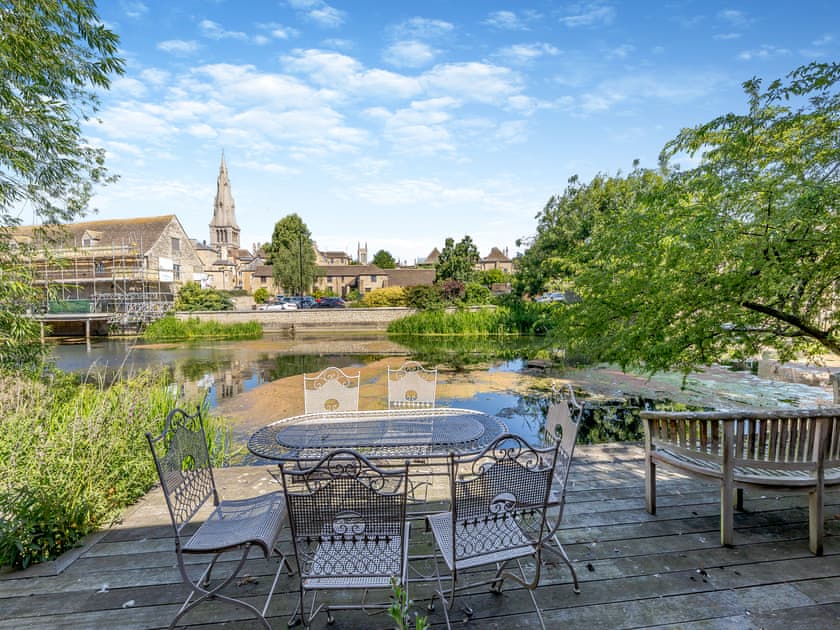 Sitting-out-area | Old Ford Place, Stamford