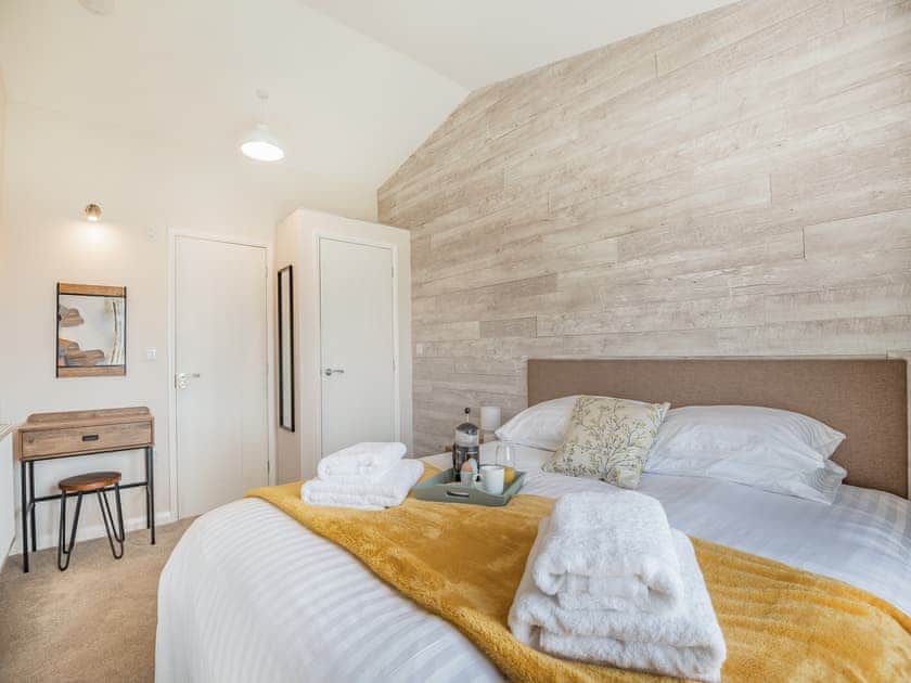 Spacious en-suite bedroom with superking bed | West End Farm Lodge Alabaster, Ruardean, Forest of Dean