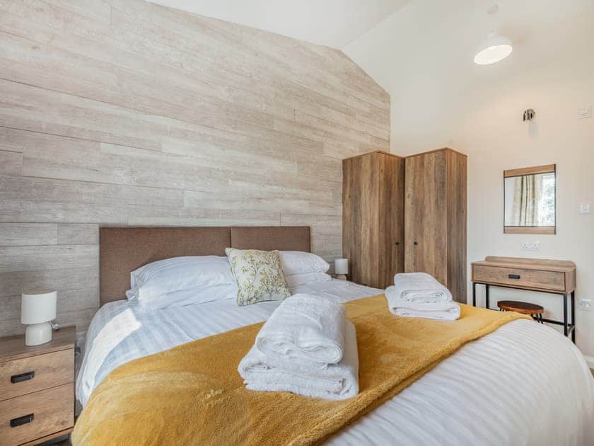 Spacious en-suite bedroom with superking bed that can be converted to two 3ft single beds on request | West End Farm Lodge Alabaster, Ruardean, Forest of Dean