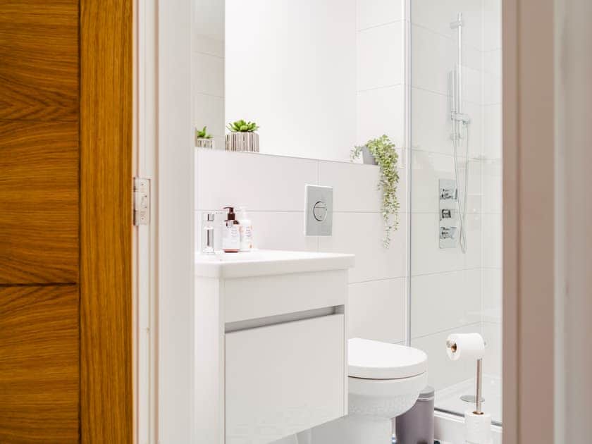 Shower room | Apartment 11 - York Riverside Apartments, York