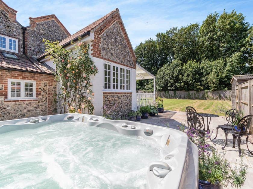 Hot tub | Lavender Cottage, Wells-next-the-Sea