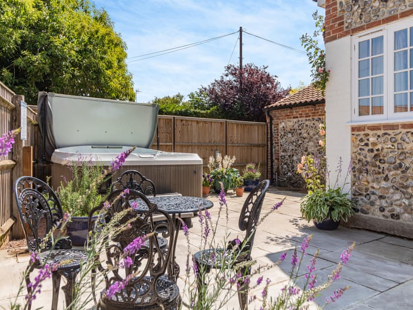 Sitting-out-area | Lavender Cottage, Wells-next-the-Sea