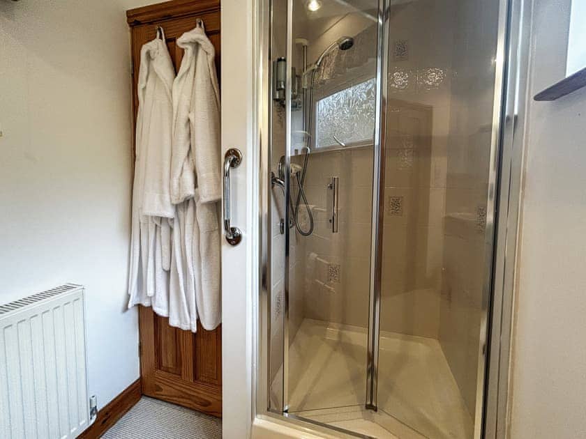 Shower room | Tanglemere, Broadway