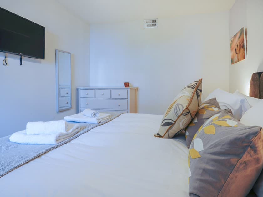 Double bedroom | Walnut Cottage - Hawthorn Farm, Buxton