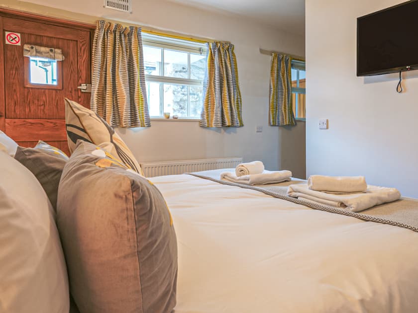 Double bedroom | Walnut Cottage - Hawthorn Farm, Buxton