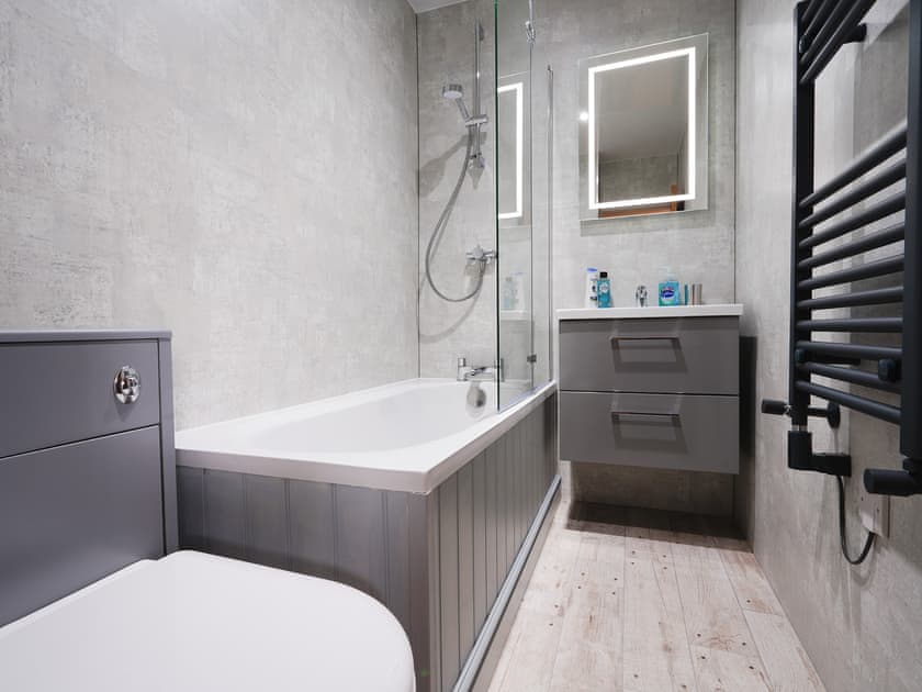 Bathroom | Walnut Cottage - Hawthorn Farm, Buxton
