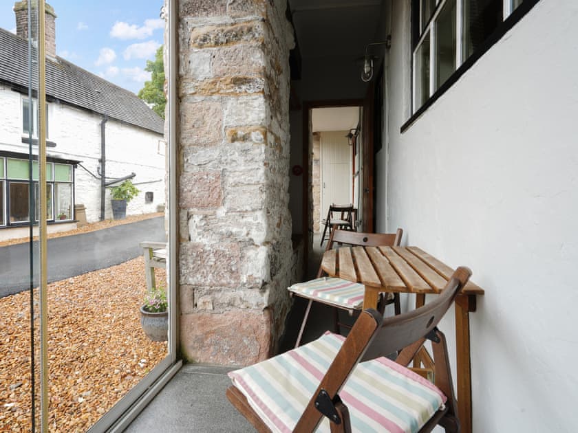 Sitting-out-area | Walnut Cottage - Hawthorn Farm, Buxton