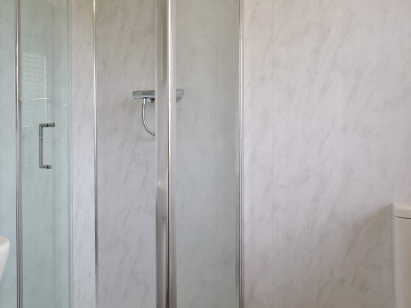En-suite | Cedar Lodge - Broad View Farm, Blacknest, near Alton