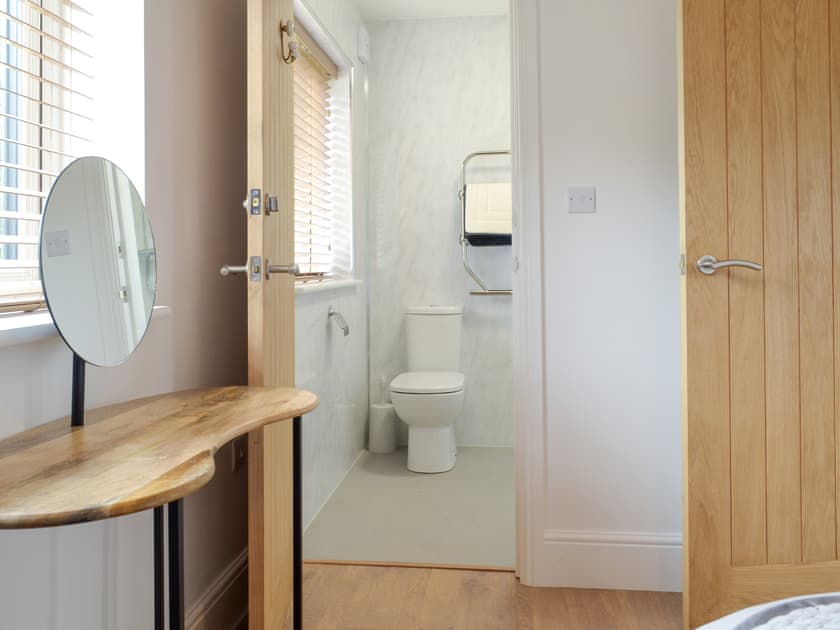 Double bedroom | Oak Lodge - Broad View Farm, Blacknest, near Alton