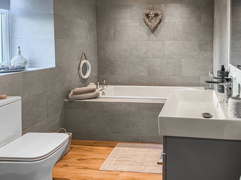 Bathroom | Jock McMuffin Cottage, Portknockie