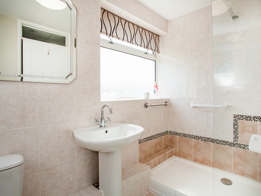 Bathroom | Hookhills Holiday Home, Paignton