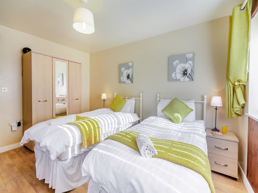Twin bedroom | Bryn Awelon Bach - Moelfre Cottages, Moelfre, near Benllech