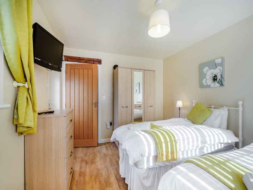 Twin bedroom | Bryn Awelon Bach - Moelfre Cottages, Moelfre, near Benllech
