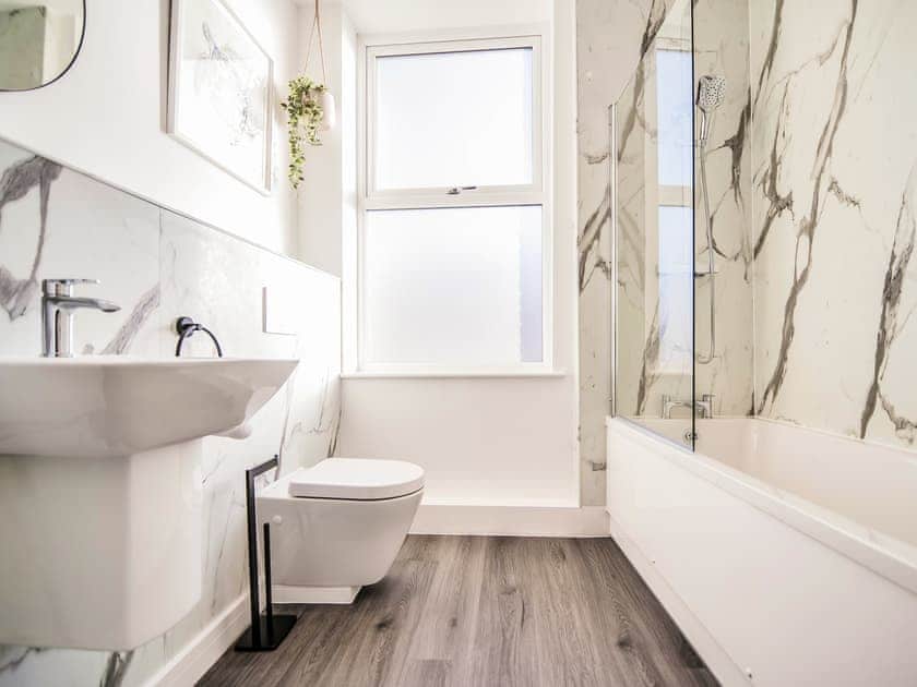Bathroom | Apartment 4 - York Crescent Apartments, York