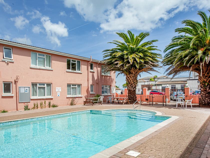 Swimming pool | Garden Apartment - New Esplanade Court, Paignton