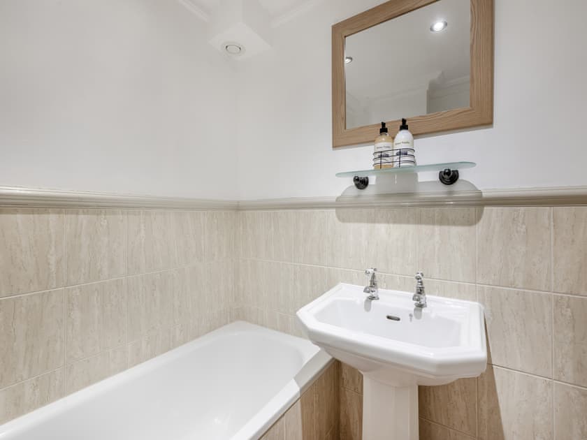 En-suite bathroom | The School Room, Dymock