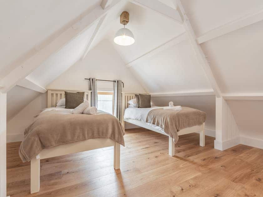 Twin bedroom | The Red Rooster - Milton End Farm Barns, Arlingham, near Frampton-on-Severn