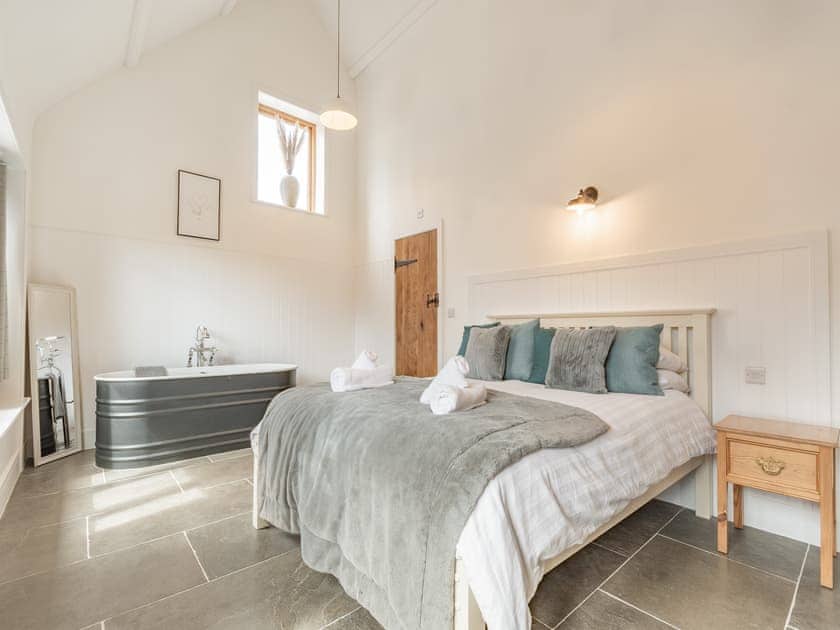 Double bedroom | The Red Rooster - Milton End Farm Barns, Arlingham, near Frampton-on-Severn