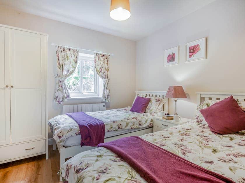 Twin bedroom | Bryn Awelon Y Bwthyn - Moelfre Cottages, Moelfre, near Benllech