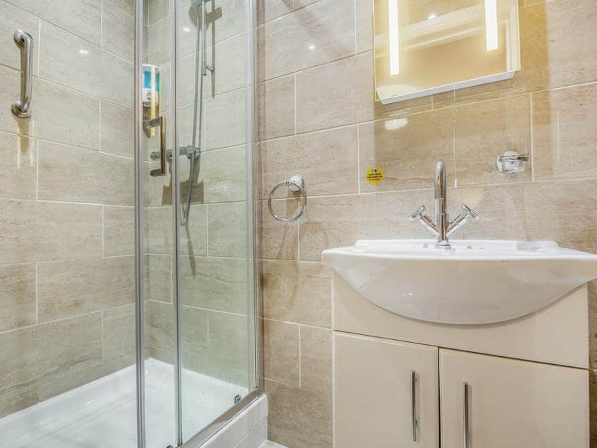 En-suite | Bryn Awelon Y Bwthyn - Moelfre Cottages, Moelfre, near Benllech