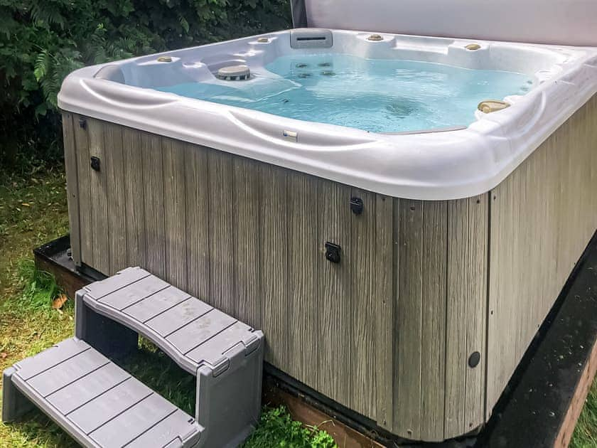 Jacuzzi | Llain Cottage, Cross Inn