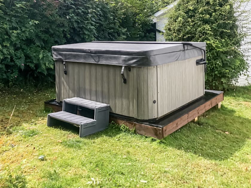 Jacuzzi | Llain Cottage, Cross Inn