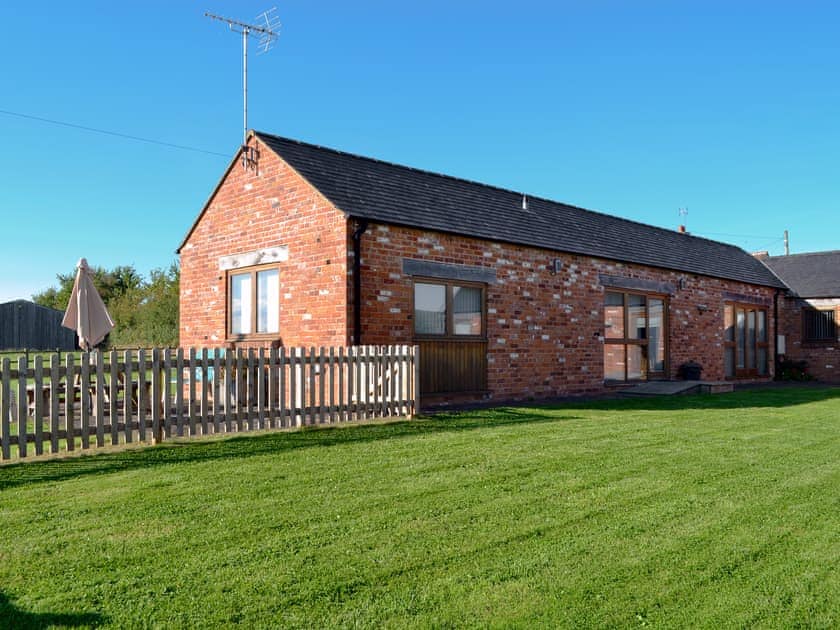 Delightful single-storey barn of original red brick | Blackberry Barn - Middle Huntingford Barns, Charfield, near Wotton-under-Edge