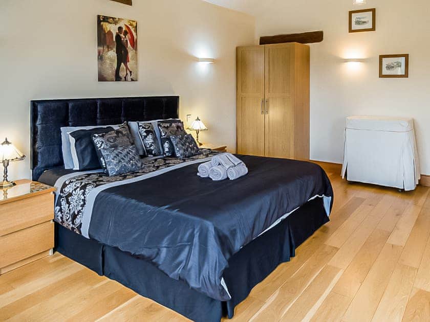 Spacious, comfortable double bedroom | Blackberry Barn - Middle Huntingford Barns, Charfield, near Wotton-under-Edge