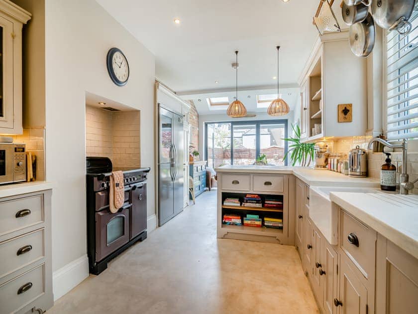 Beautiful Kitchen Diner, with bifold doors to the garden. | Pierside Coastal Retreat, Clevedon