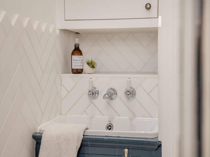 Bathroom | Pierside Coastal Retreat, Clevedon