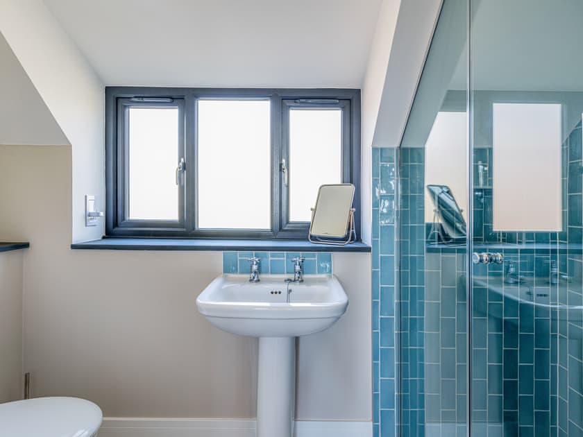 Bathroom | Blue Seas, Mawgan Porth