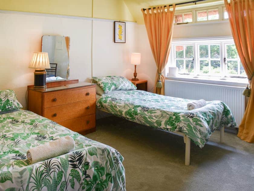 Twin bedroom | Grove Cottage, Denham