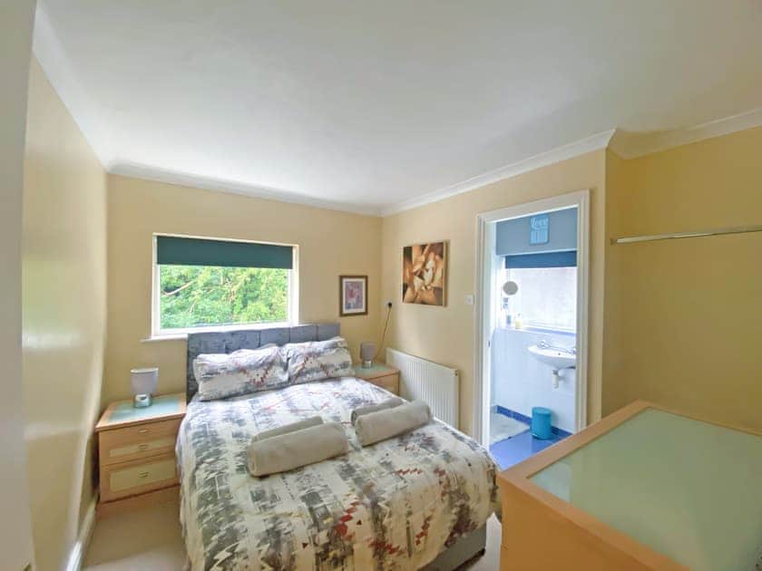 Double bedroom with en suite facility  | Carreg Y Garth Isaf, Rhiwlas near Bangor
