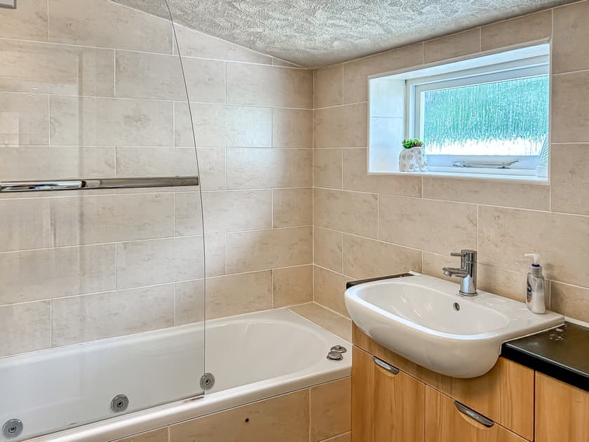 Main bathroom - jacuzzi bath  | Broom Cottage, Newtonmore