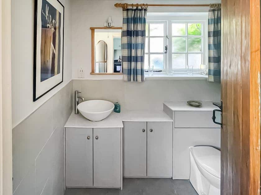 Cottage Bathroom | Thatched Cottage, Sternfield, near Aldeburgh