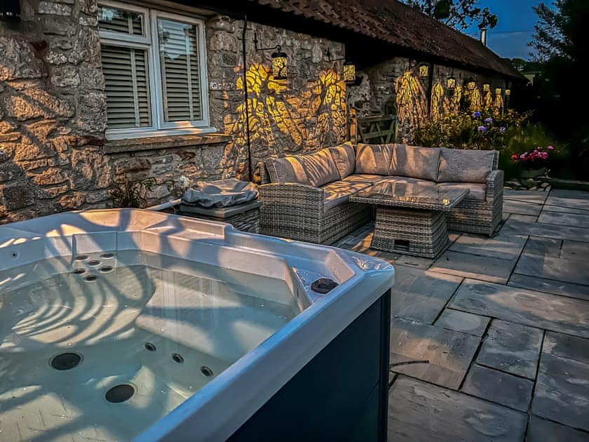 Jacuzzi | The Cottage at West Brinsea Farm, Brinsea, near Cheddar