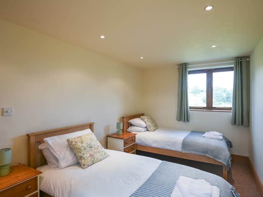 Twin bedroom | Y Dderwen, Penybontfawr