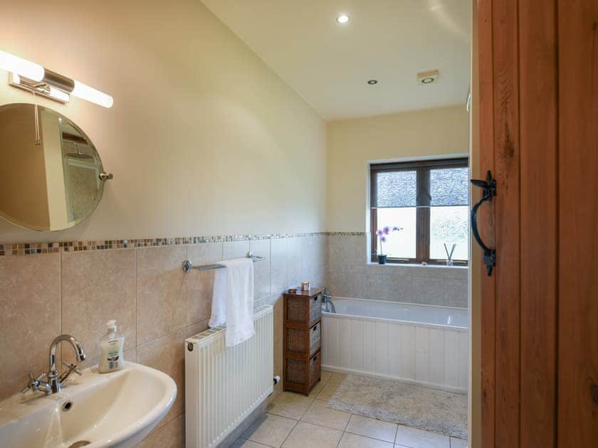 Bathroom | Y Dderwen, Penybontfawr