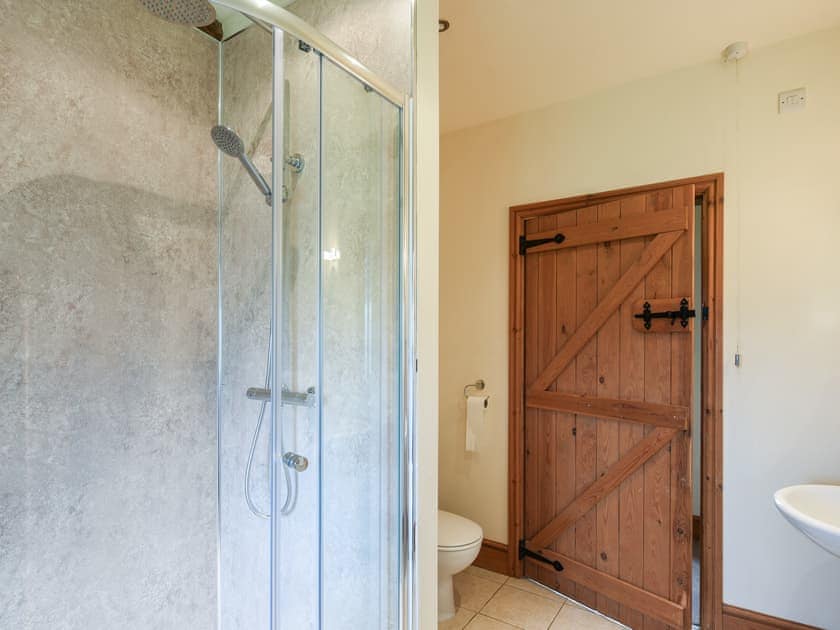 Bathroom | Y Dderwen, Penybontfawr